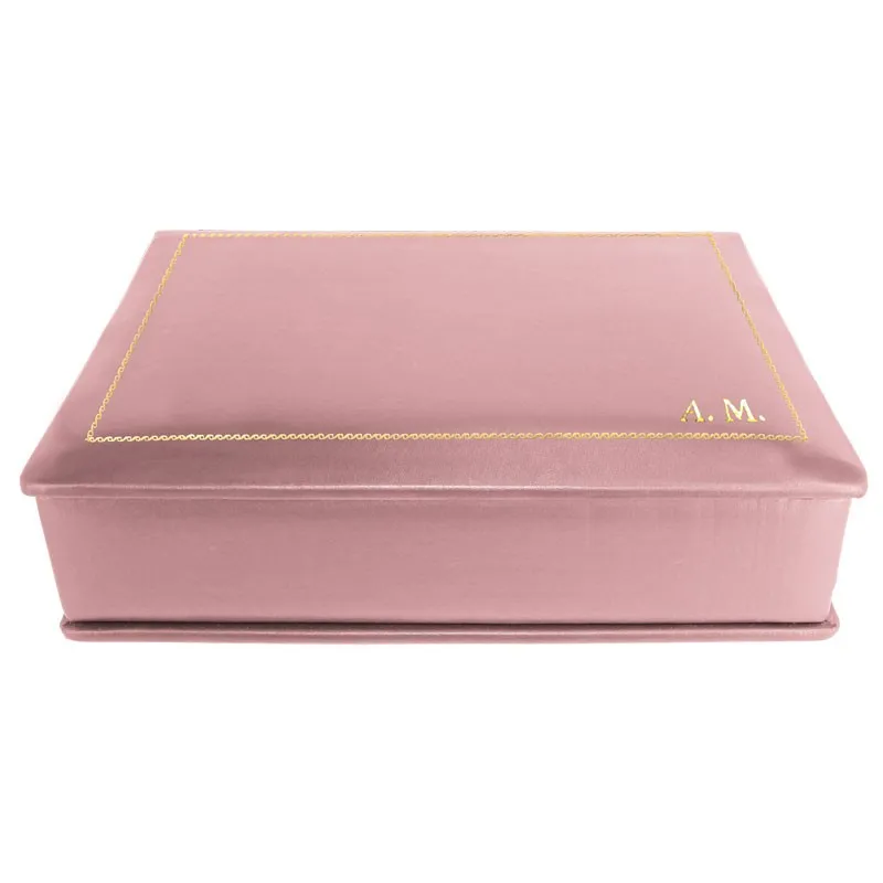 Camelia Lederschatulle - glattes rosa Kalbsleder - Conti Borbone - beflockte Innenseite - Goldverzierung - Blockschrift - Seite