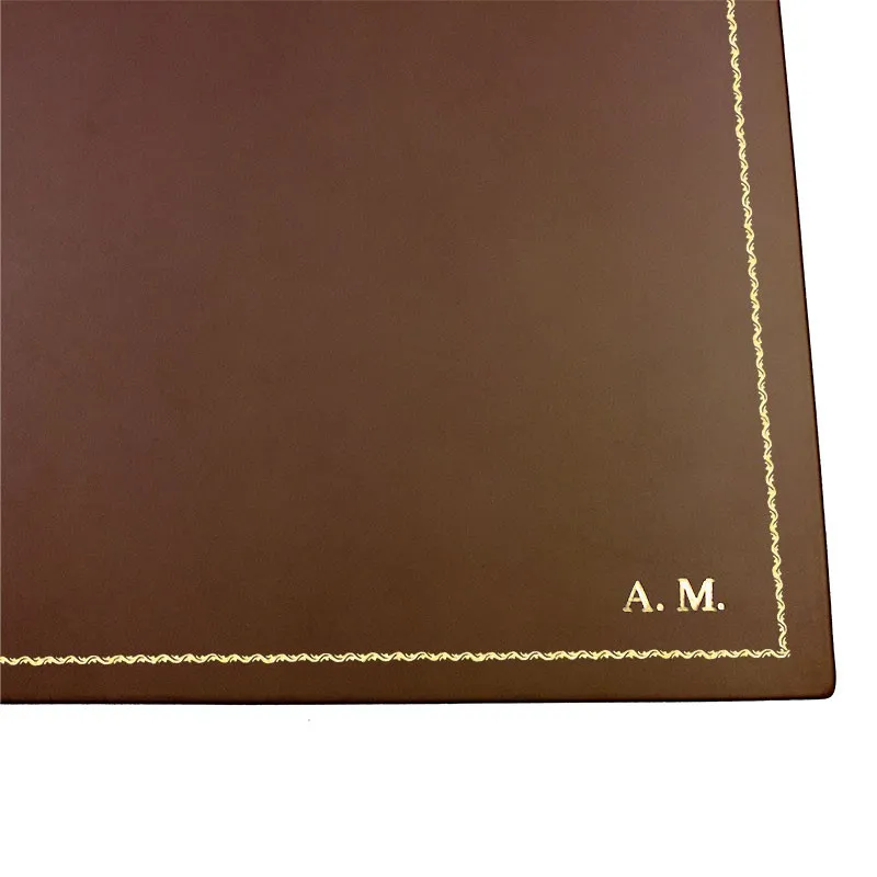 وسادة مكتب جلدية من Cuoio، جلد عجل بني - Conti Borbone - وسادة فتح قابلة للتخصيص - زخرفة 90 - أحرف كبيرة