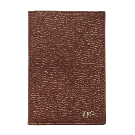 Funda de pasaporte de cuero Nocciola, portadocumentos de cuero vacuno marrón - Conti Borbone - letras mayúsculas