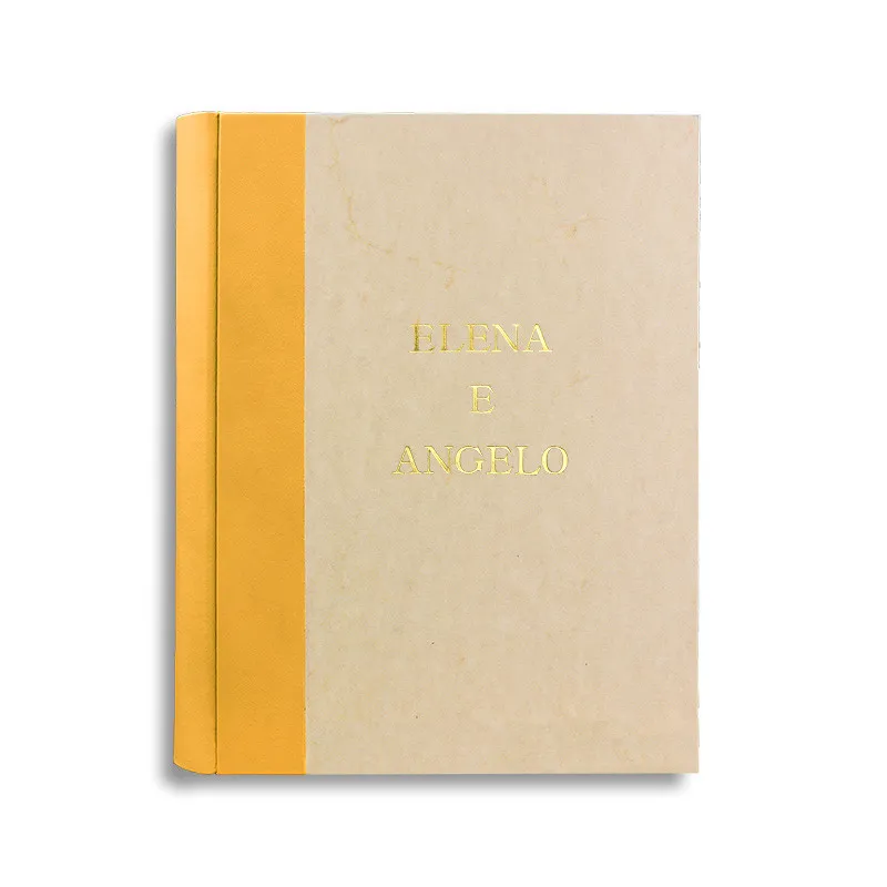 Álbum de fotos Sol con lomo de cuero amarillo y papel pergamino - Conti Borbone - personalización de letras mayúsculas