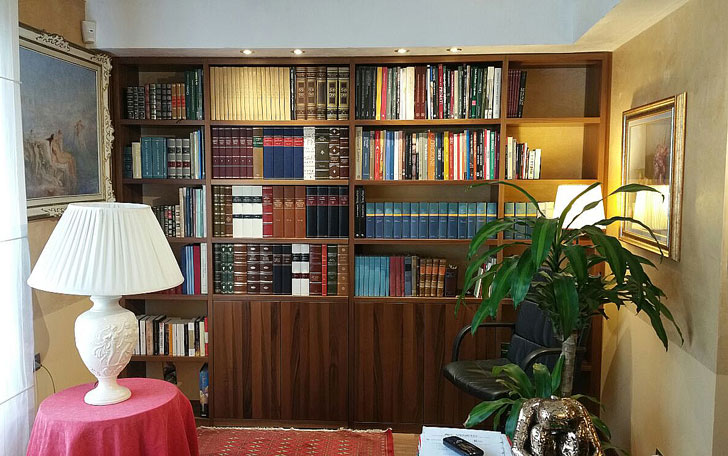 Libreria-con-porta-in-libri-finti-studio-legale-Conti-Borbone