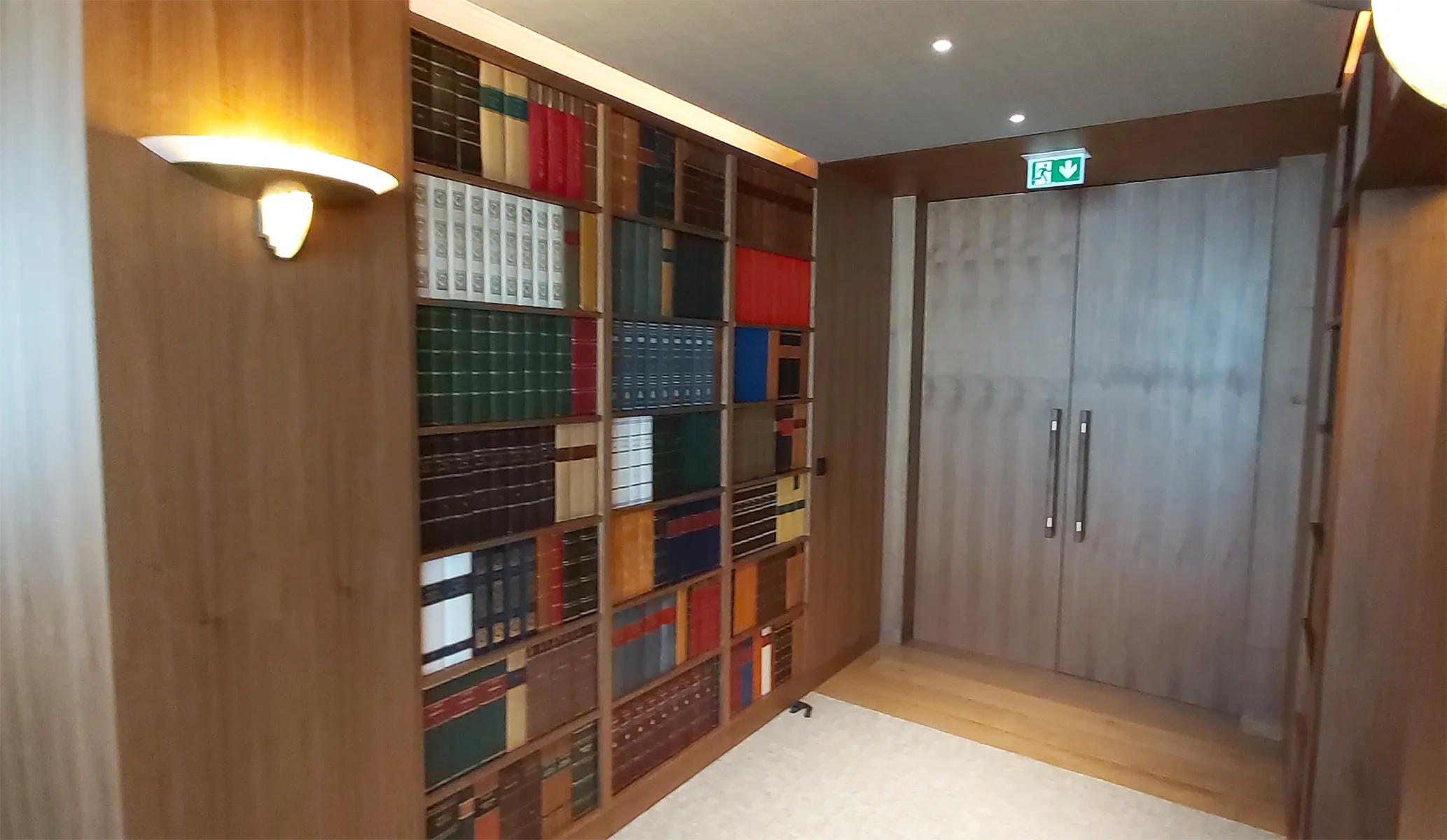 Muro de libros de piel falsa realizado por Conti Borbone Milan muro de libros de piel falsa hechos por Conti Borbone-Milán