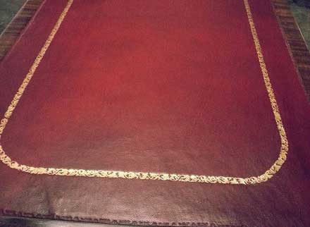 Table basse-recouverte-cuir-bordeaux-teint-main-Conti-Borbone-Milano