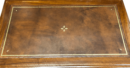 Tavolino-pelle-marrone-antichizzata-decorazioni-oro-Conti-Borbone-milano